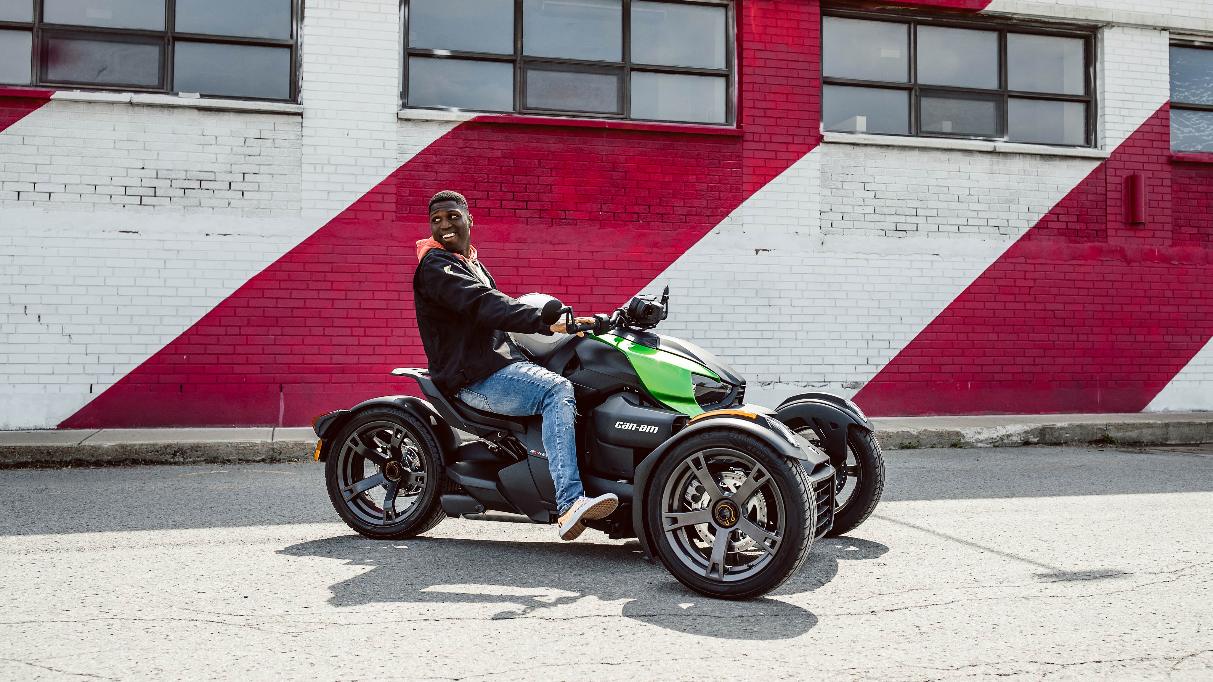 Homme souriant assis sur son Can-Am Ryker